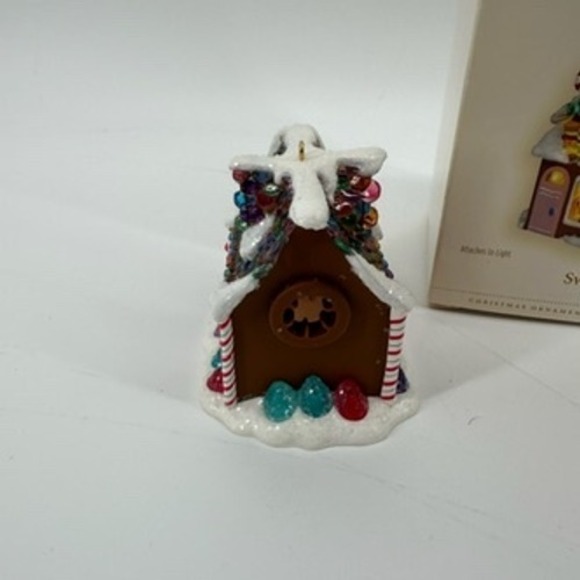 Hallmark Keepsake Sweet Shop Noelville Gingerbread House Ornament 2006 - Picture 3 of 9